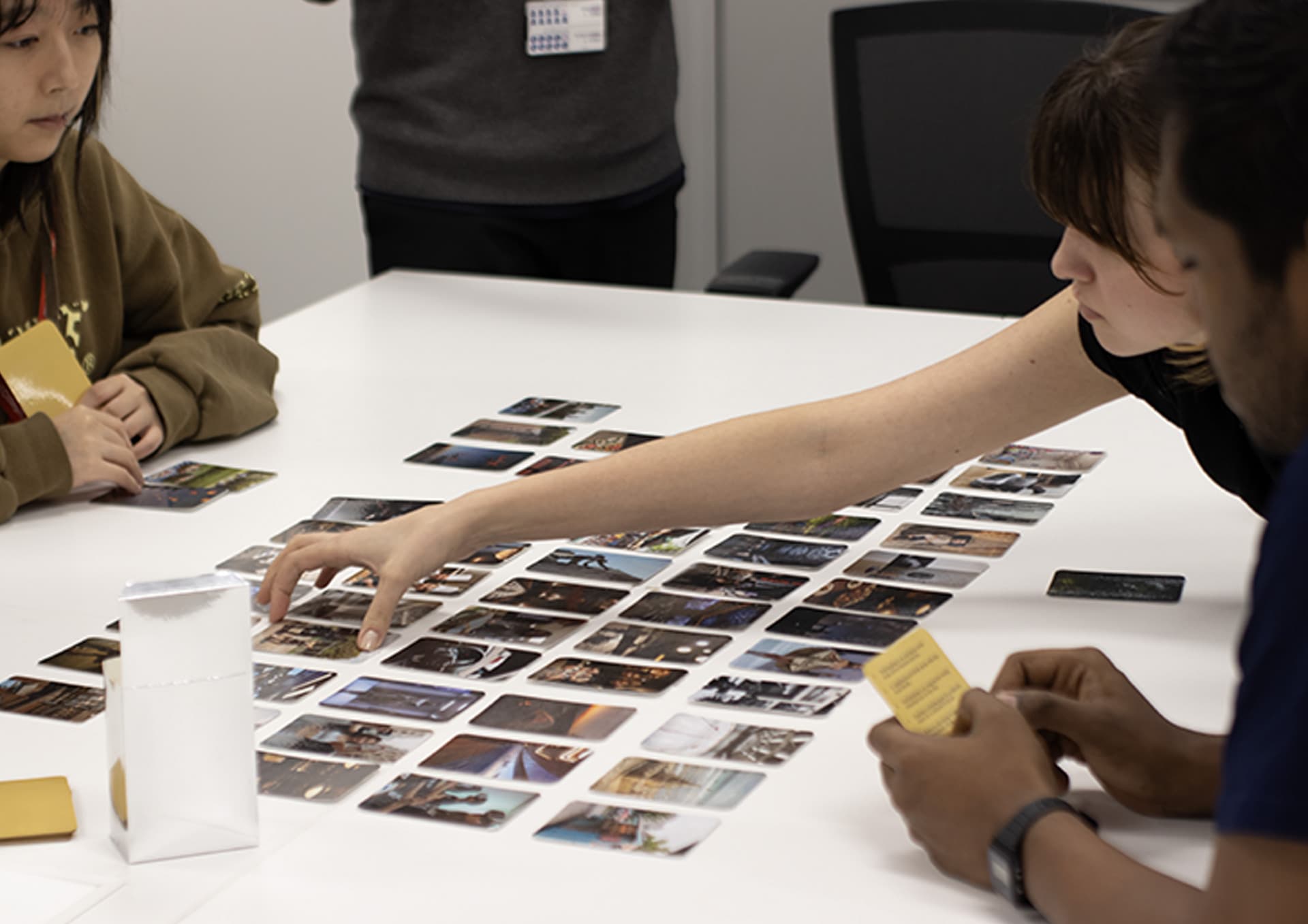 They choose a set of 4 content cards to represent the chosen topic.