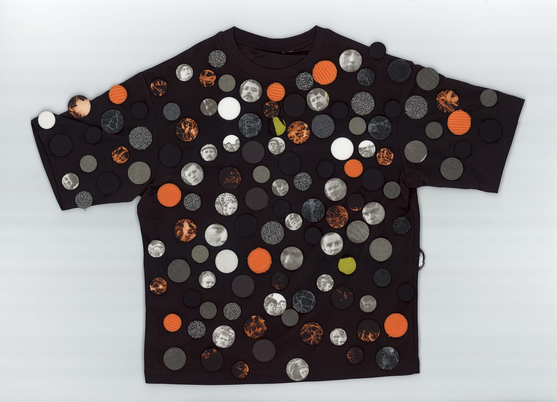 Badge button t-shirt 