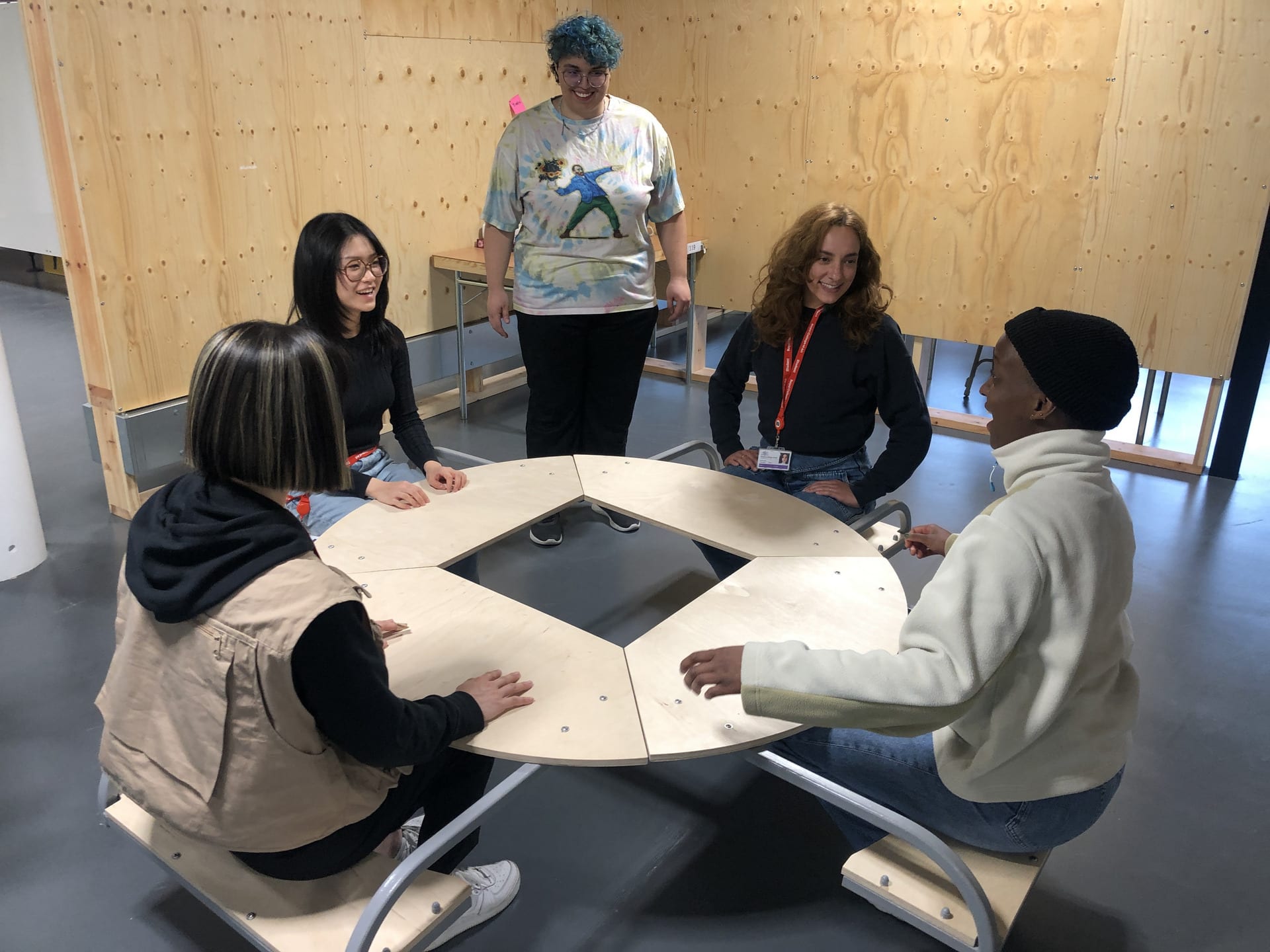 4 people interacting with the sculpture according to the instructions