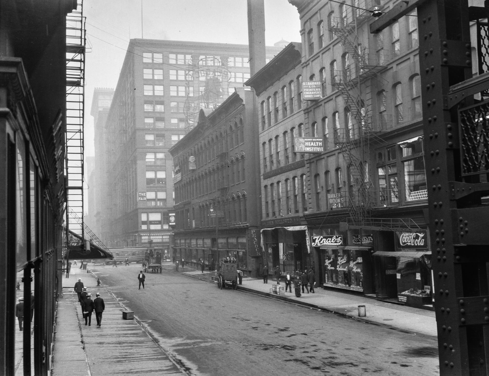 Photo of Adams Street at Wabash Avenue in Chicago, 1914. Left corner, Knab's Lunchroom visible.