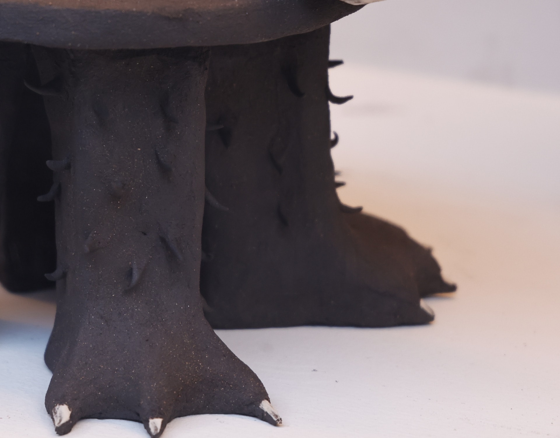 I made a chair with four monster feet use black clay.
