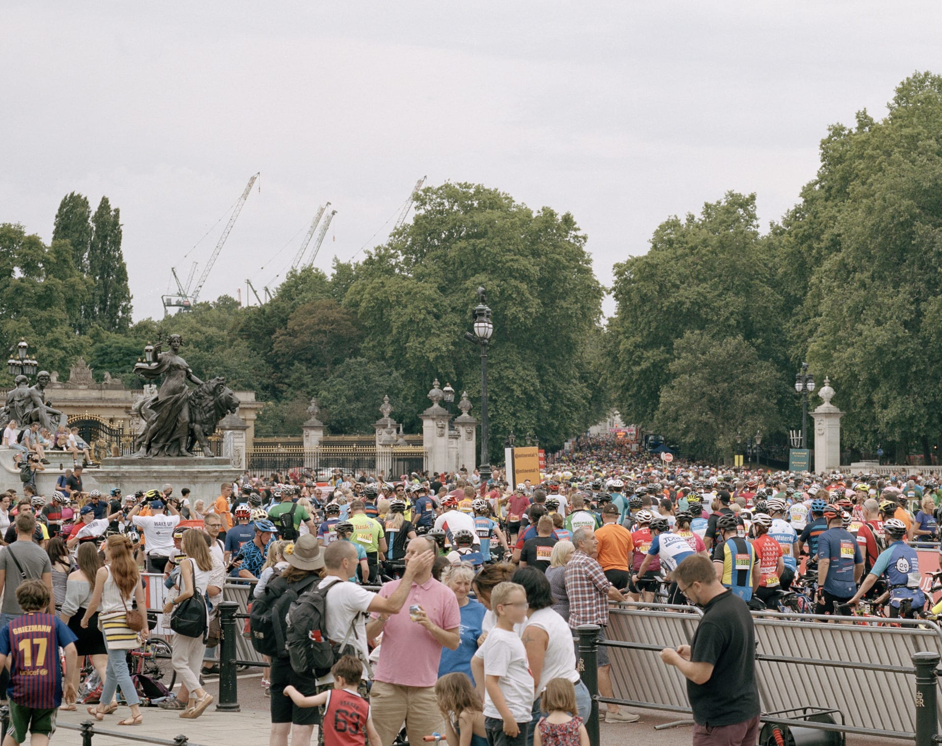 Detail ( Intra-actions in and around the Victoria Memorial in London, UK ) 