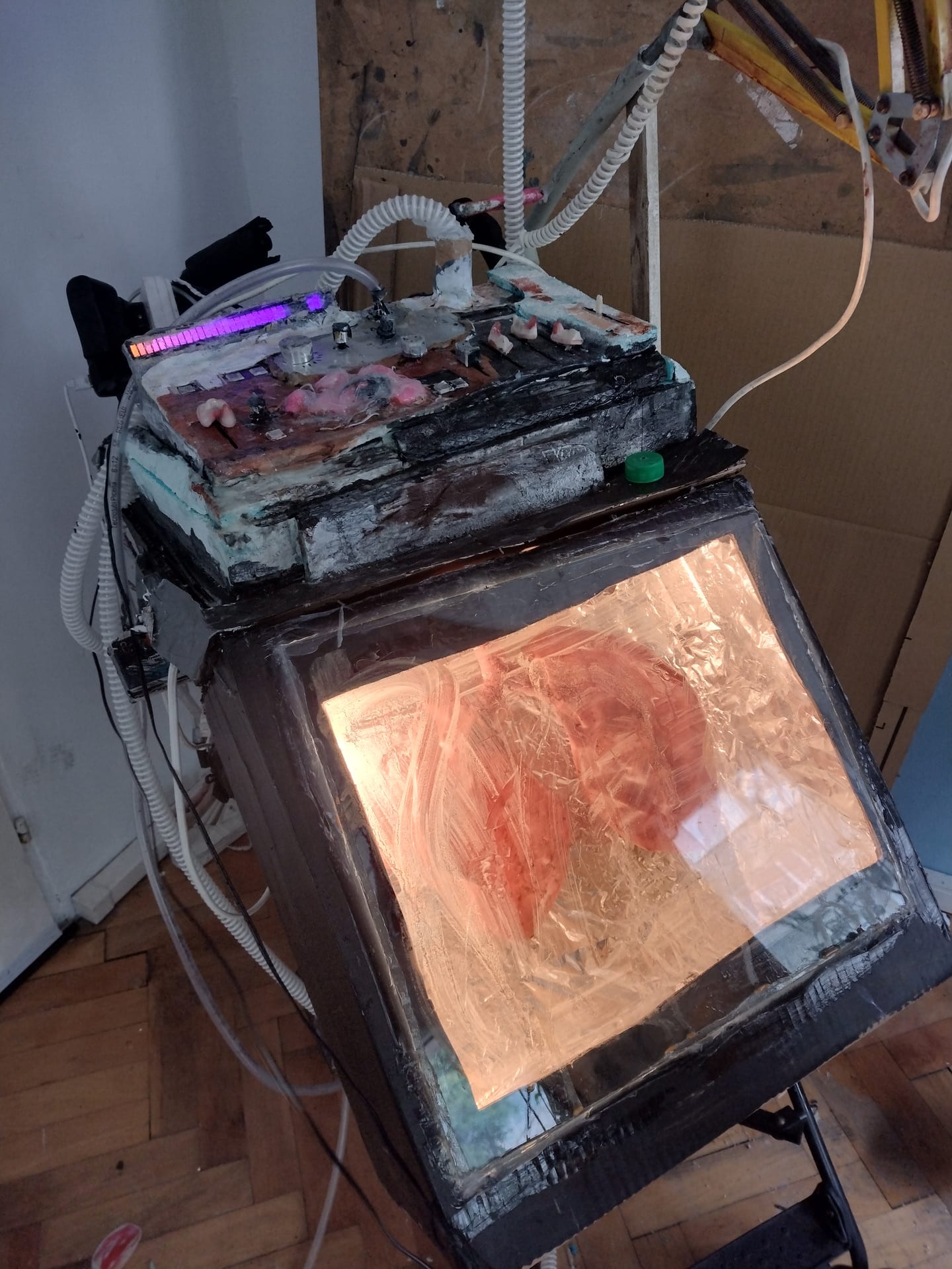 Machine with lungs made from junk