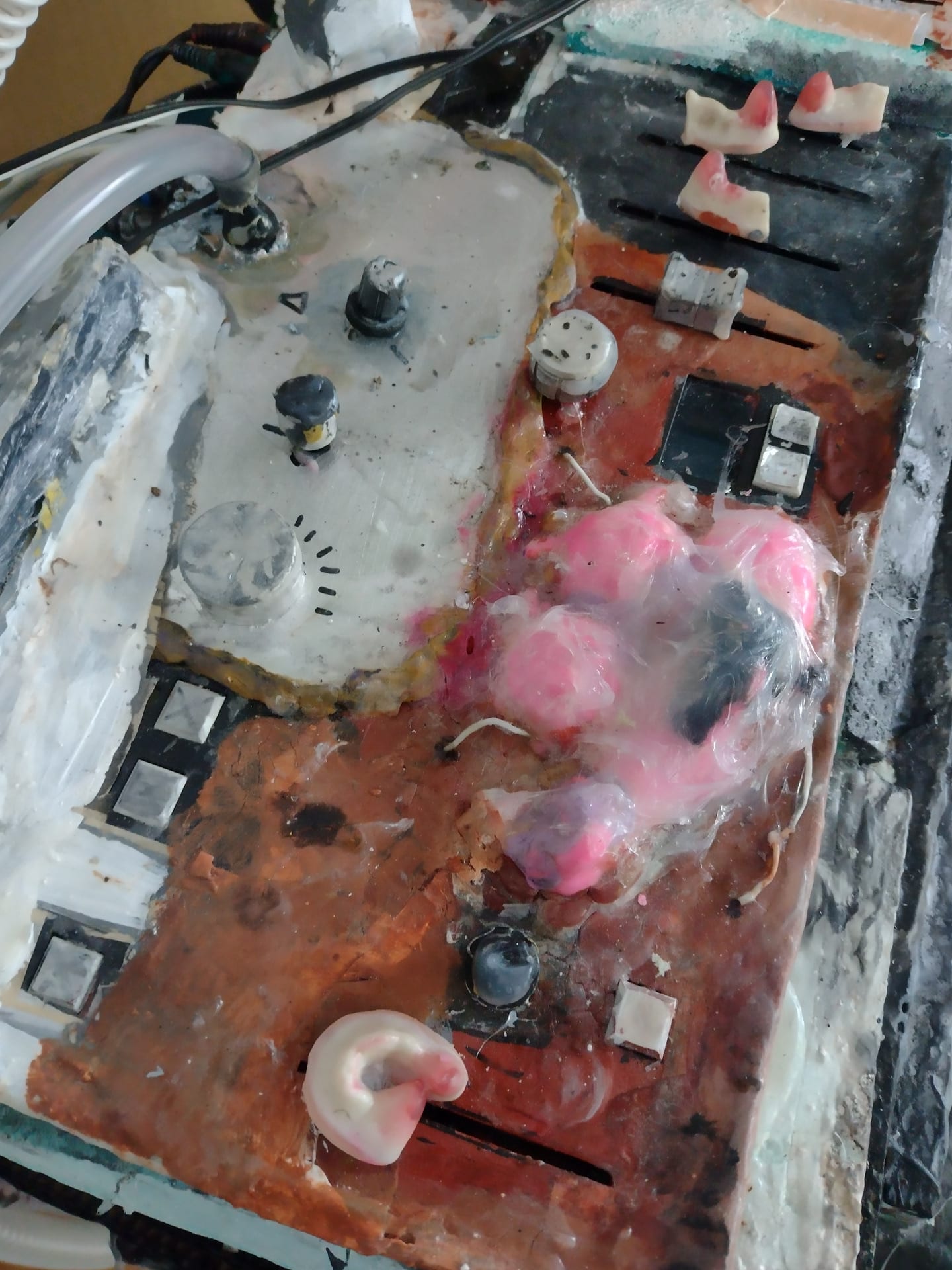 Machine with lungs made from junk