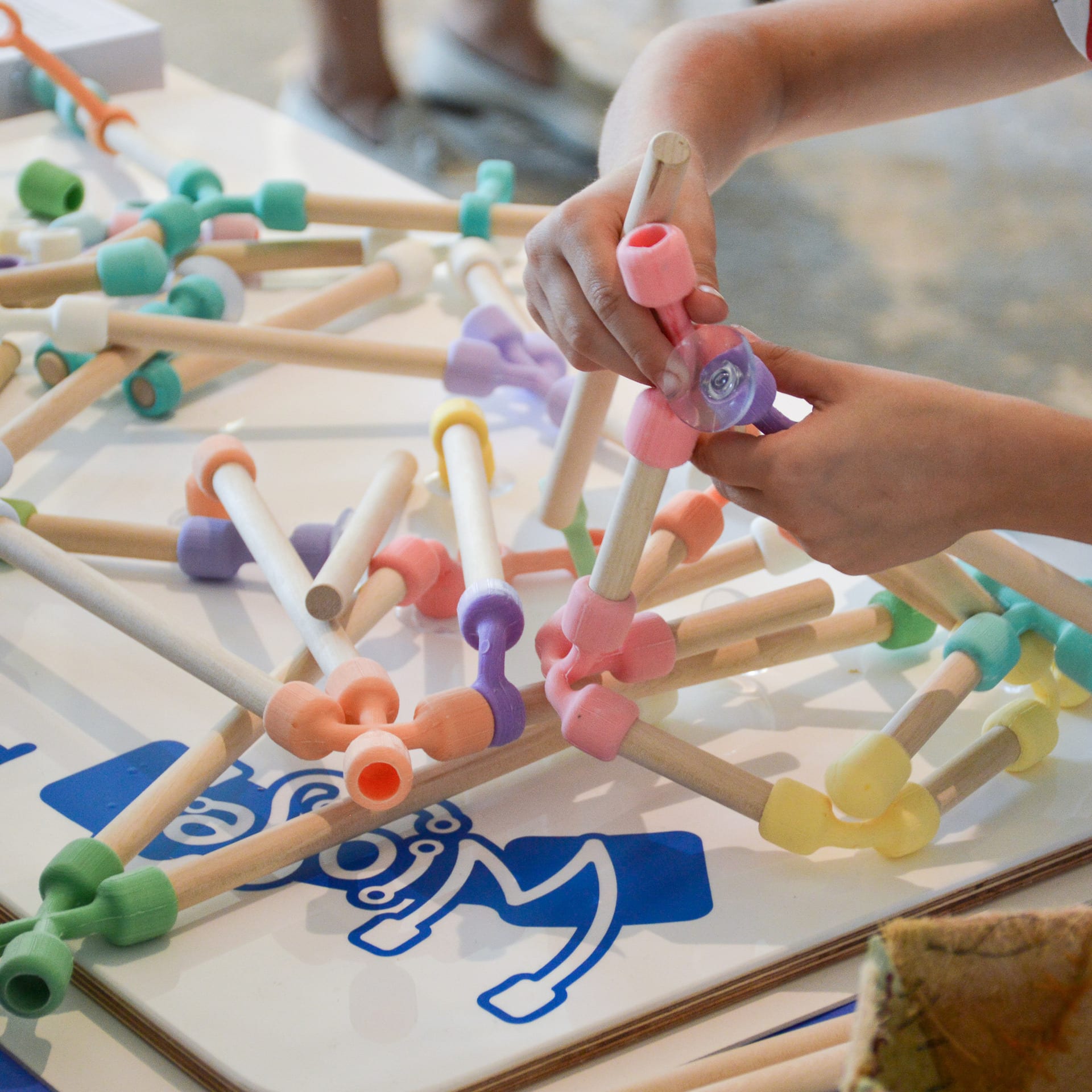 Child playing with Wiggel