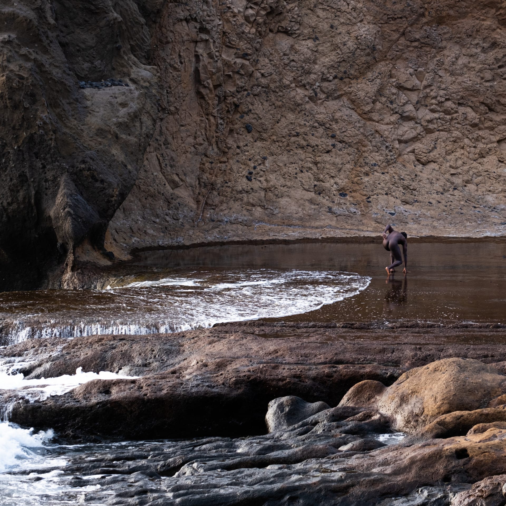 One of the twin emerged on the rocks, fresh out of water-Image: 'Emerging' from the series 'Sirius'