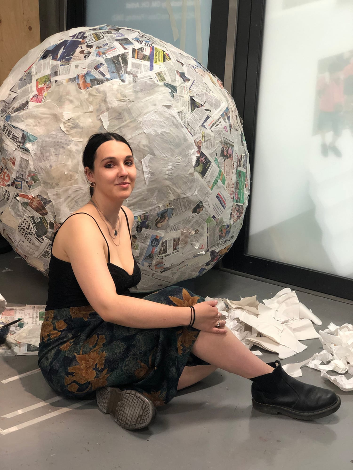 Urquia during the production of her largest boulder for the installation "A face that toils so close to stones"