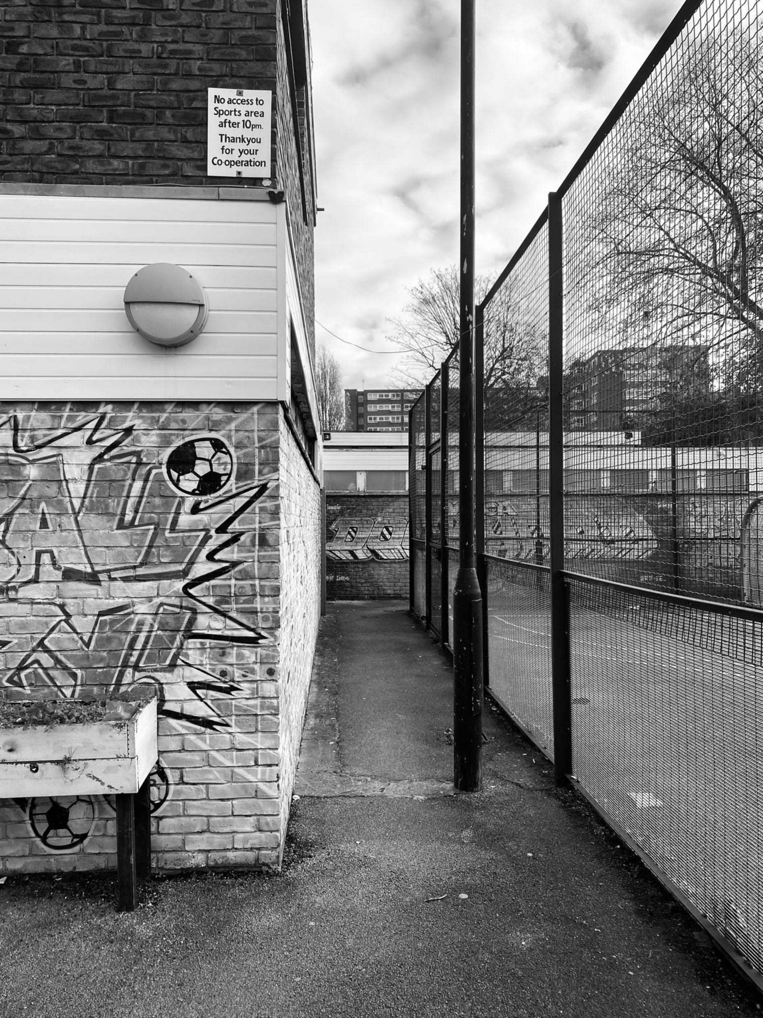 picture of a dark alleyway to access help in woolwich. 