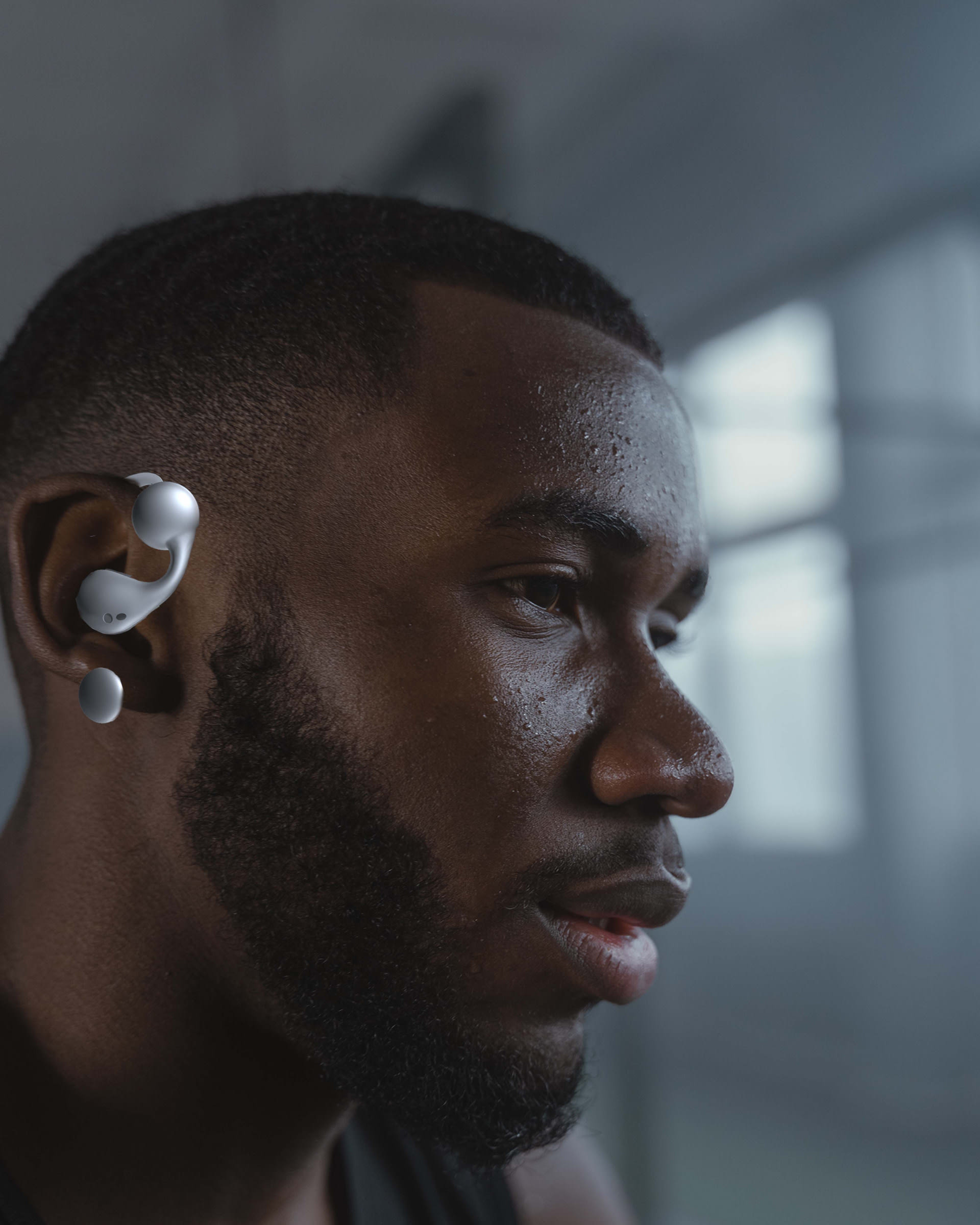 A man wearing Mnemosyne in right ear 