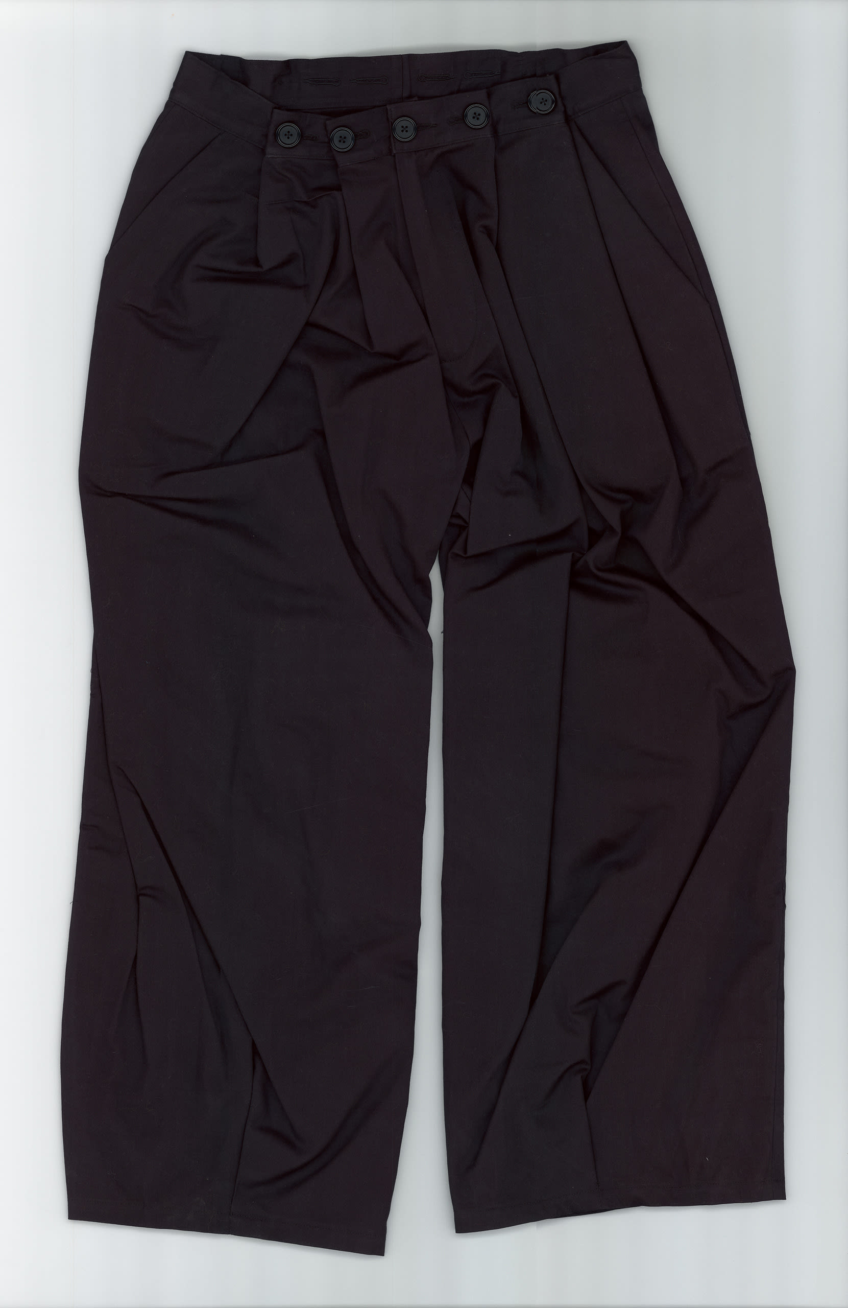 Button fastening baggy trousers