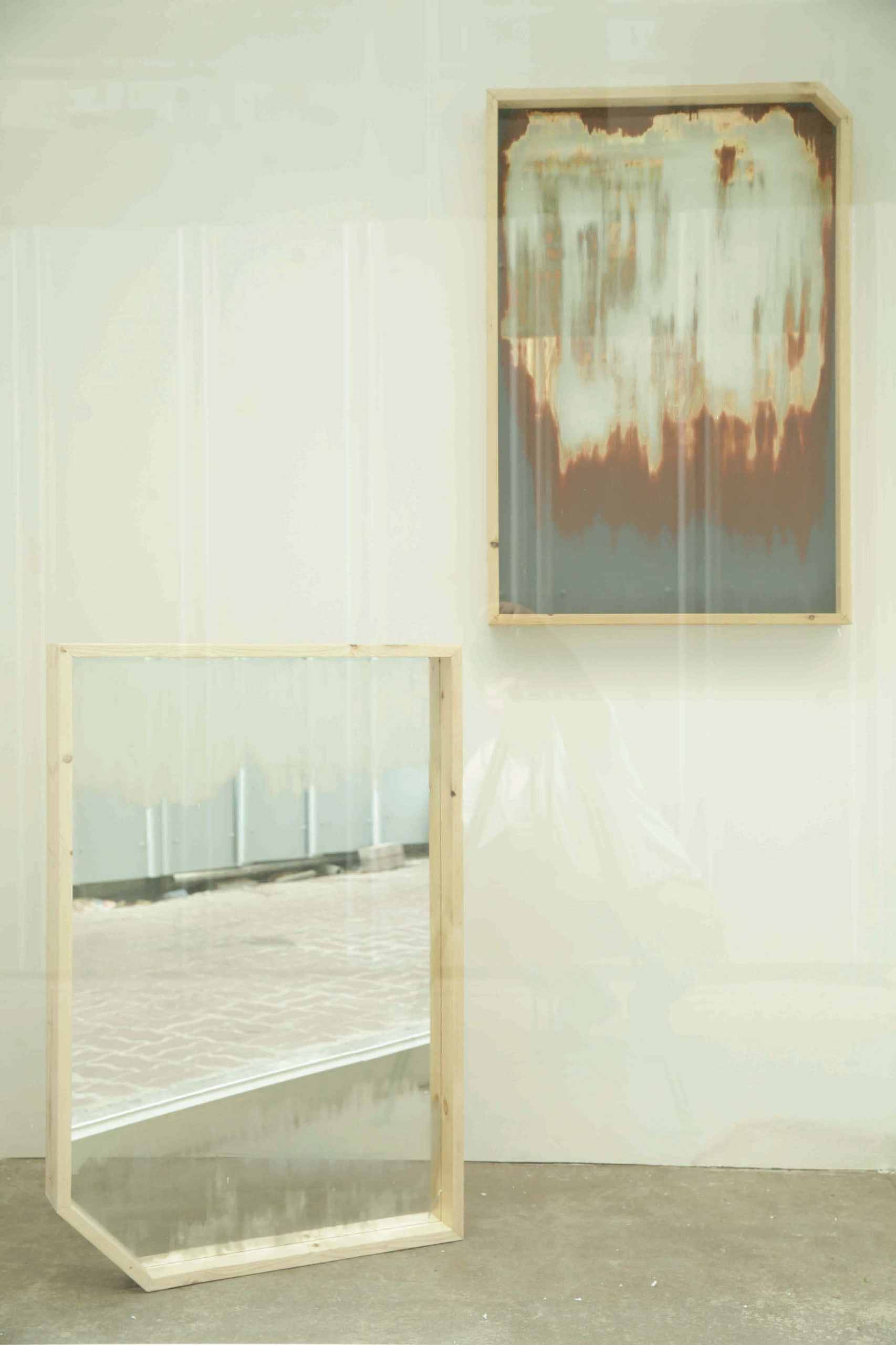 In a row, white room with 91 x 61 cm mirrors sanded mirrors