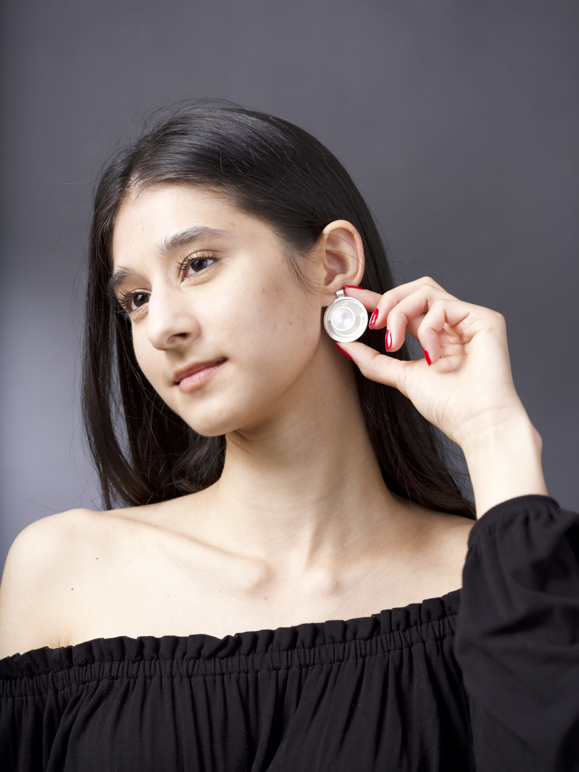 An earring that can applaud