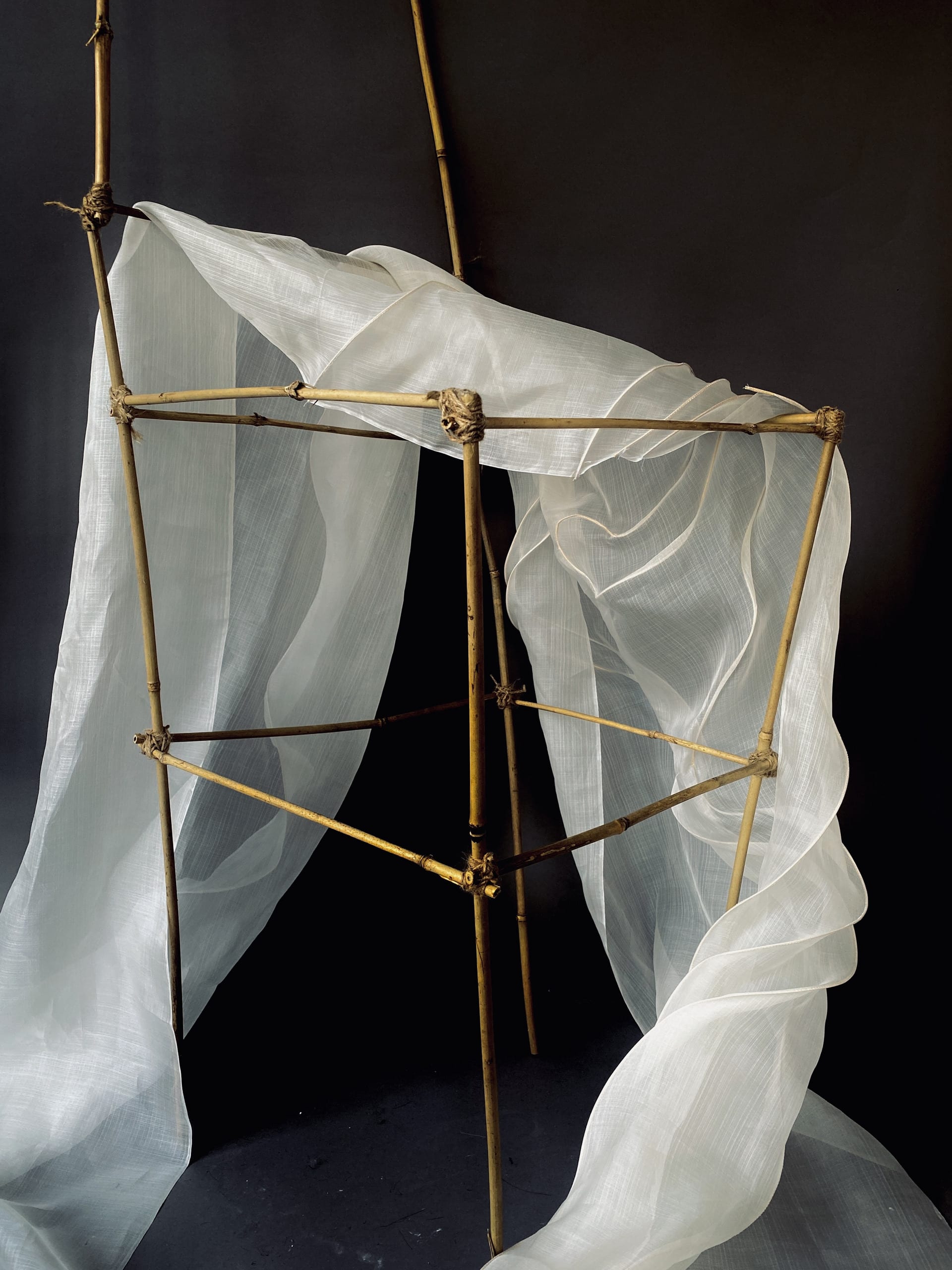 Close up image of the chair structure and piña.