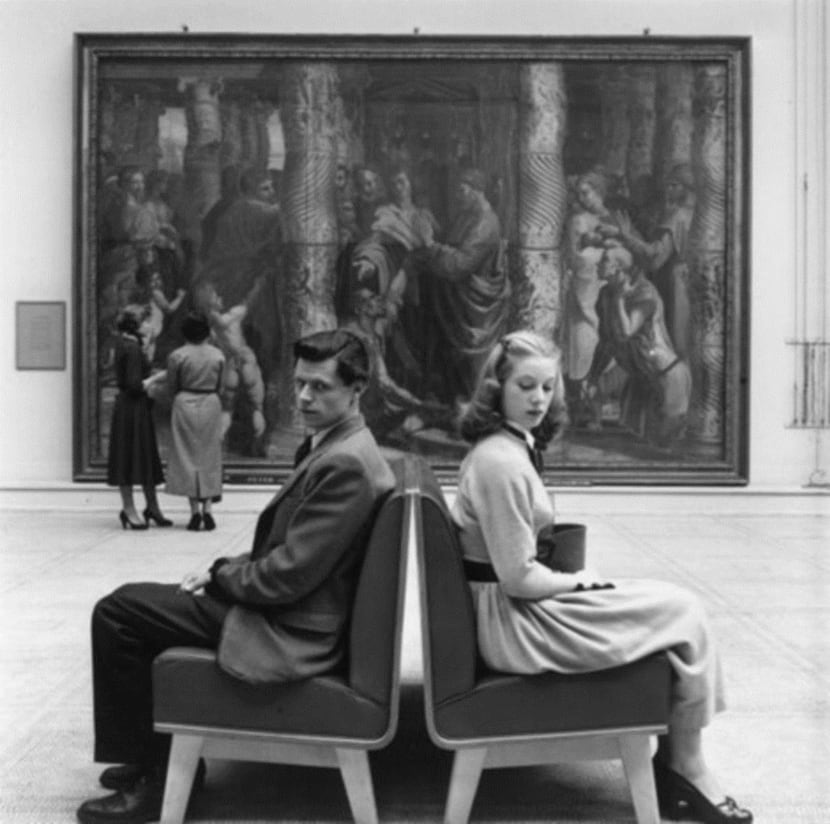 A couple seated on two settees at the Raphael Court in the V&A, in 1954.