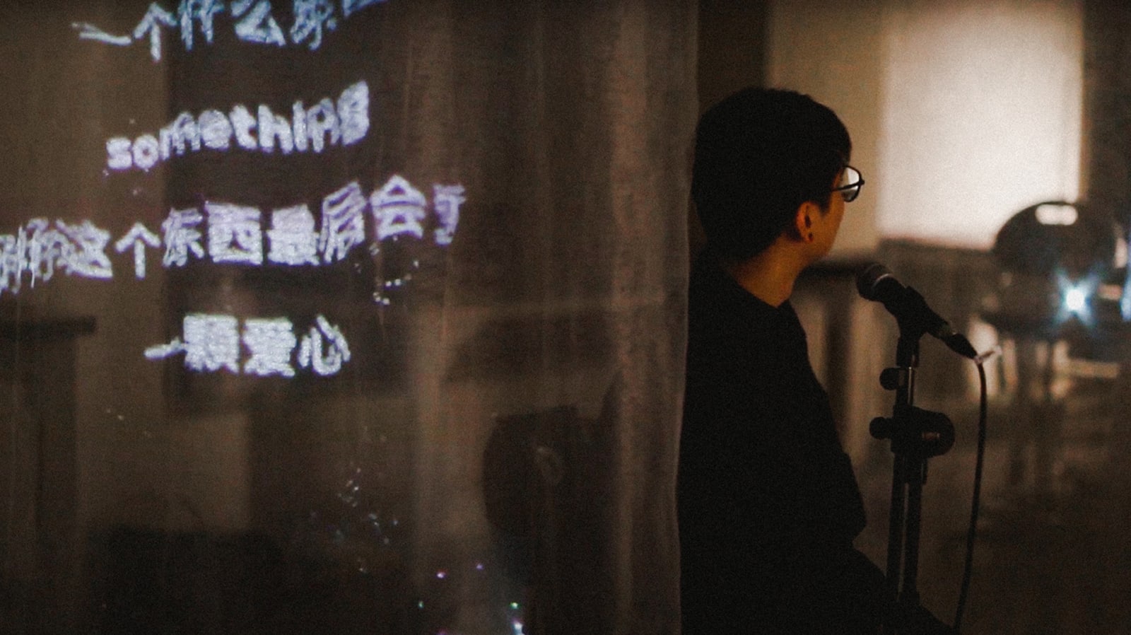 Text Translation and Projection. Participant interpreting body language