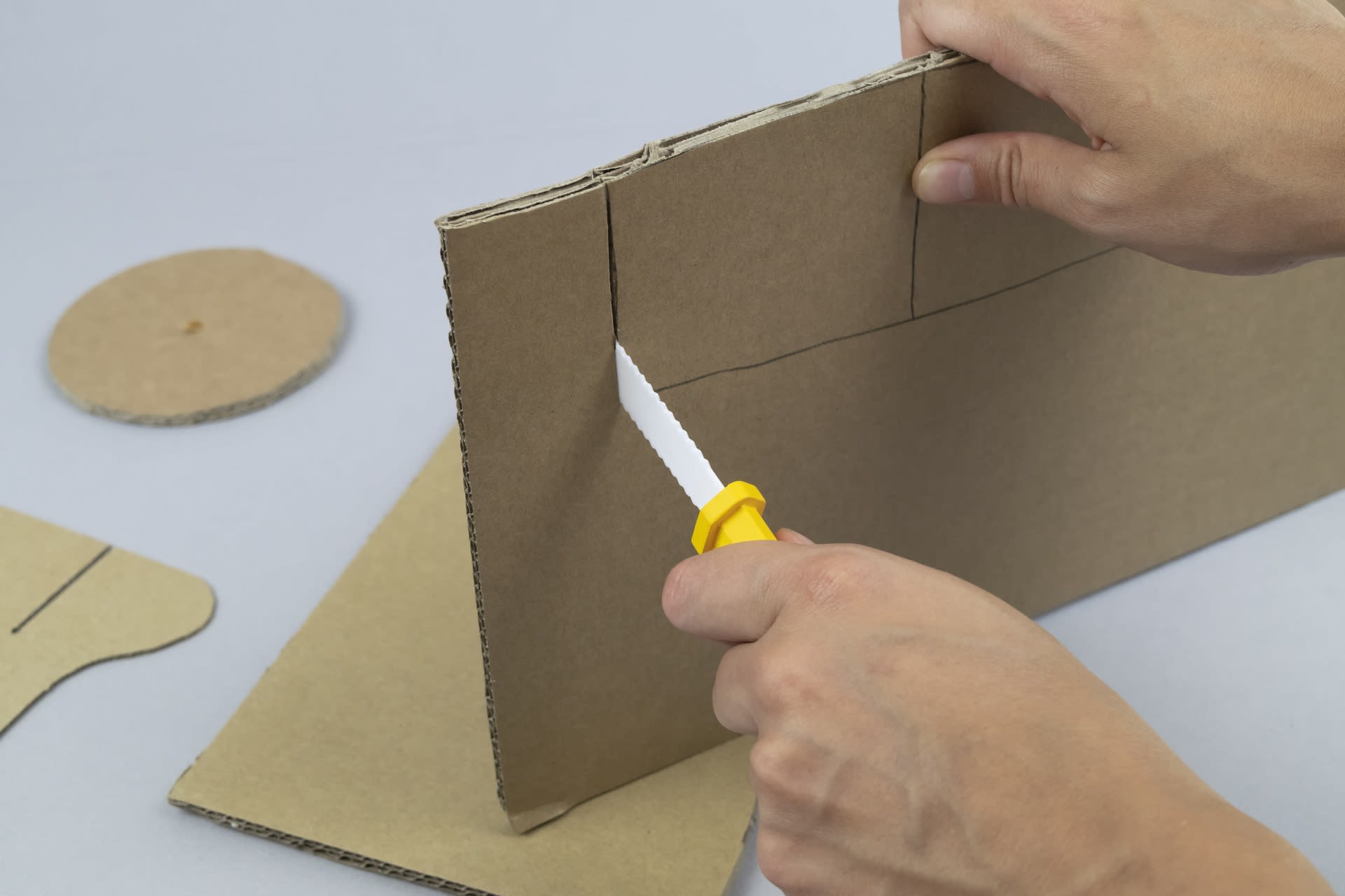 Cut cardboard easily 