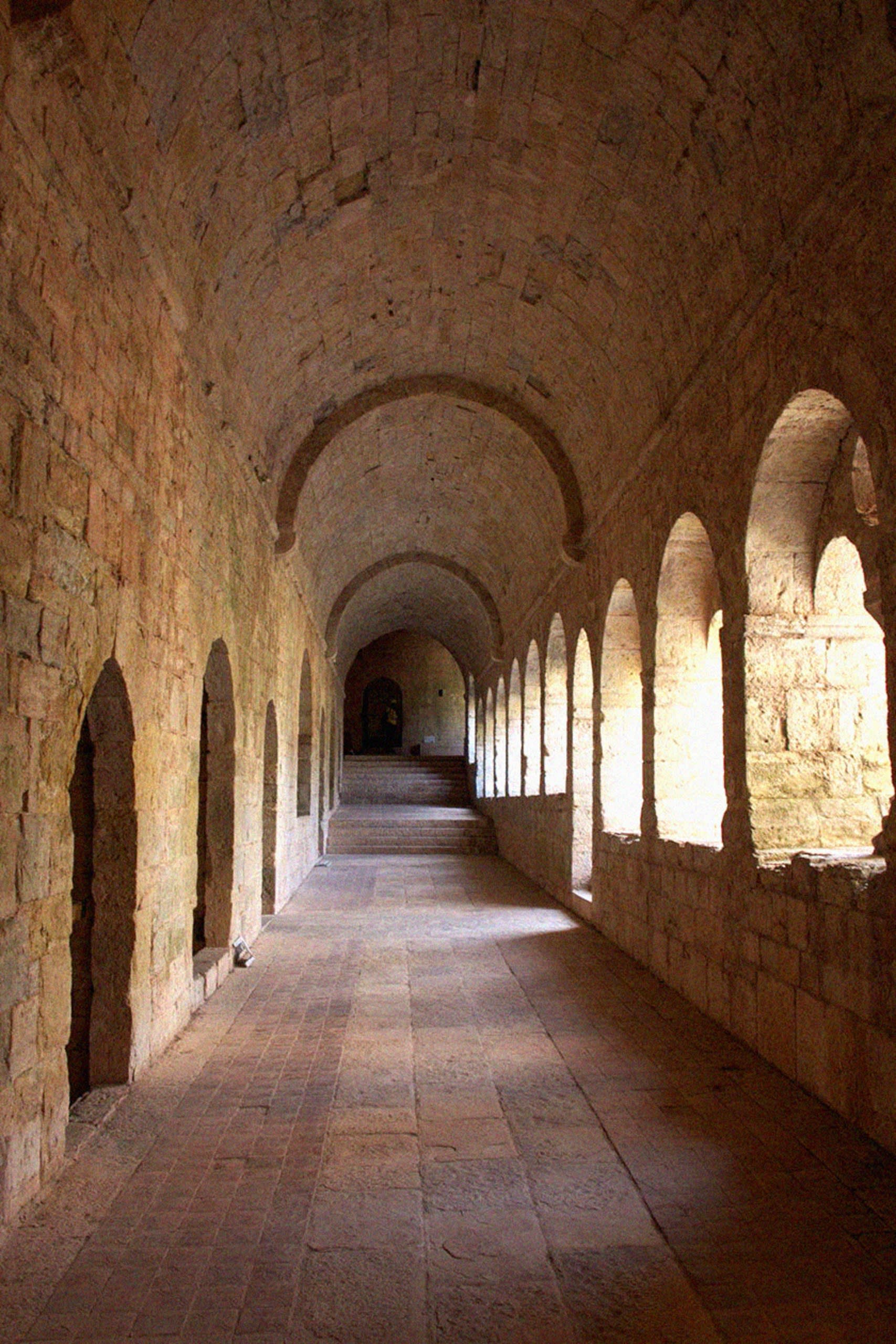 Thoronet corridor (source: https://perfectlyprovence.co/thoronet-abbey-cistercian-provence/)