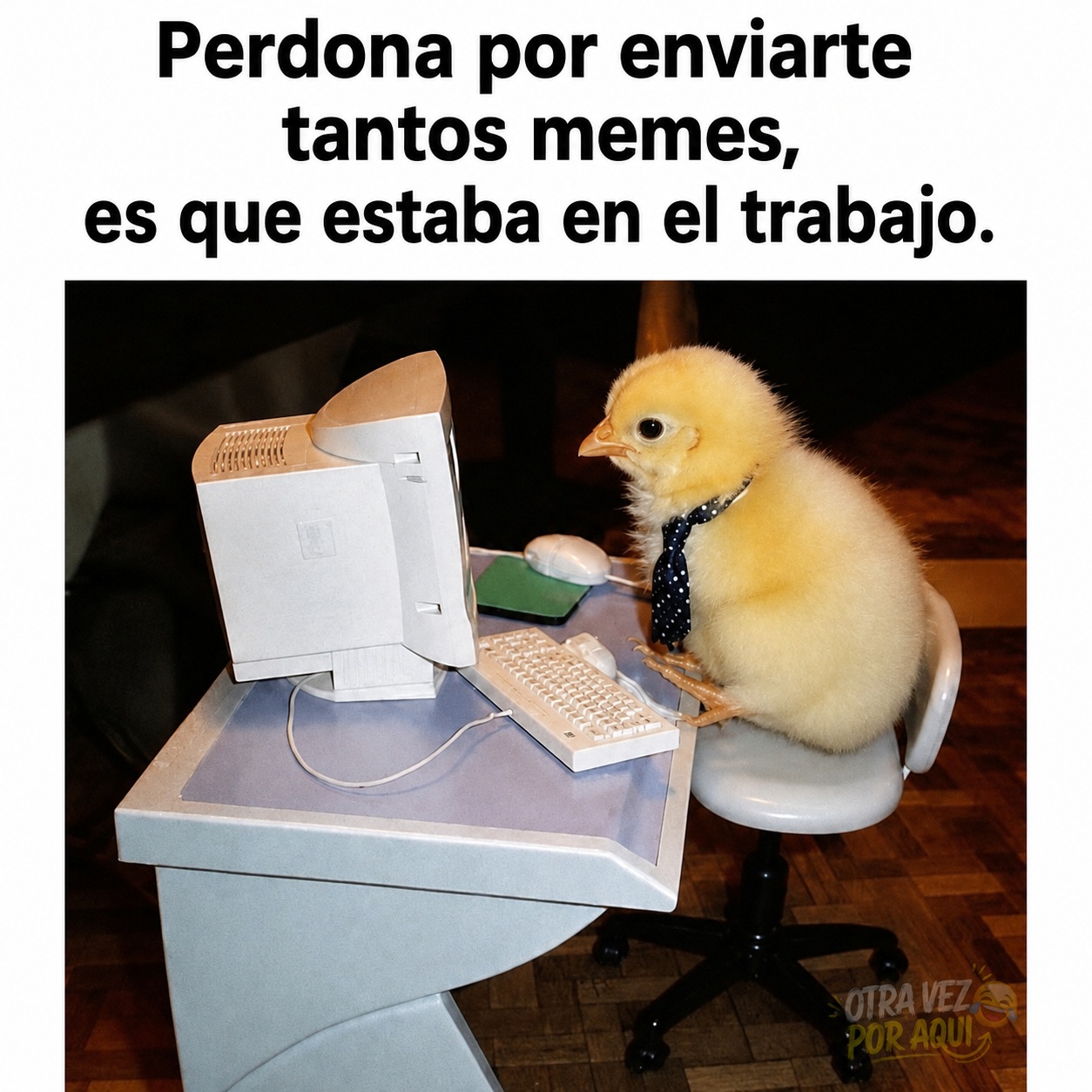 Un pollito amarillo con corbata azul con puntos blancos está sentado en una silla de oficina frente a una computadora antigua de escritorio.