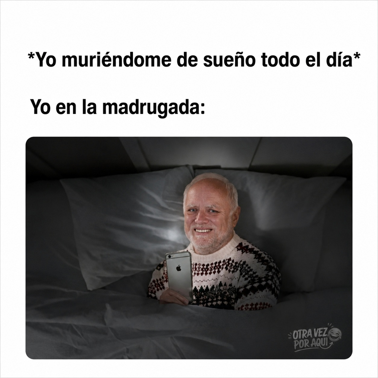 Meme con el texto 'Yo muriéndome de sueño todo el día' y 'Yo en la madrugada' mostrando al hombre mayor Harold sonriendo en la cama a oscuras con su celular.