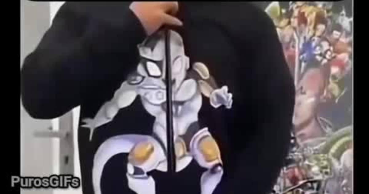 Un hombre abre la cremallera de su sudadera negra de Freezer para revelar un diseño interior de Trunks con su espada.