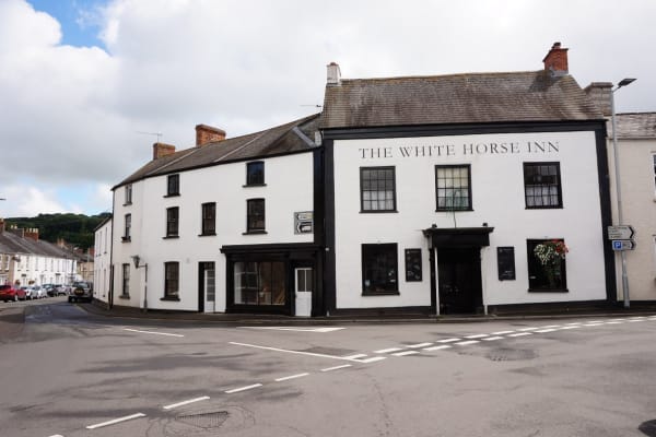 The White Horse Inn: EXTERIOR