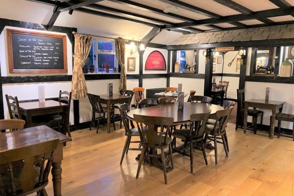 Ye Olde Hobnails Inn: INTERIOR