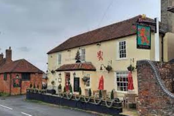 The Red Lion: EXTERIOR