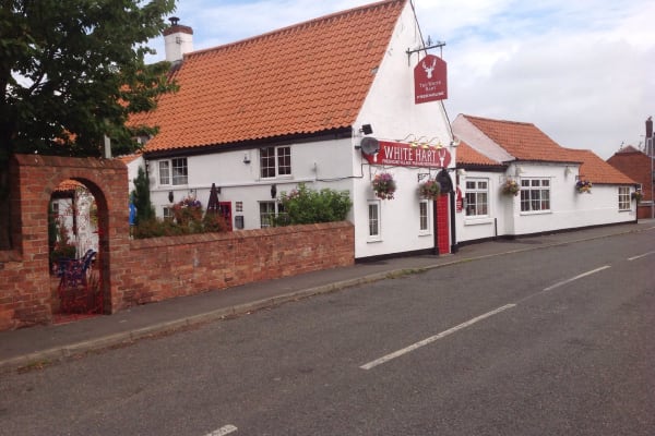 The White Hart Village Pub and Restaurant: EXTERIOR