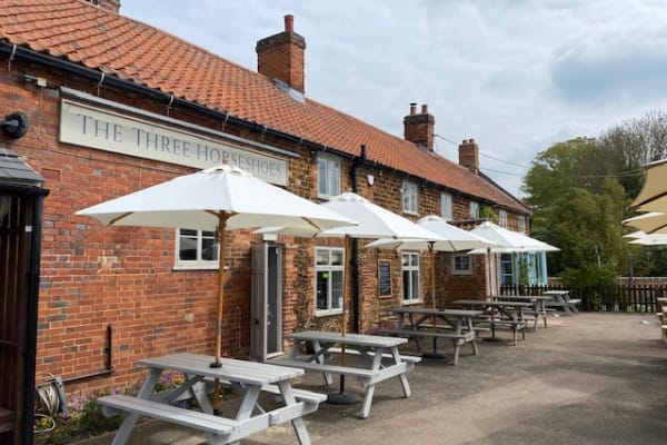 The Three Horseshoes: EXTERIOR