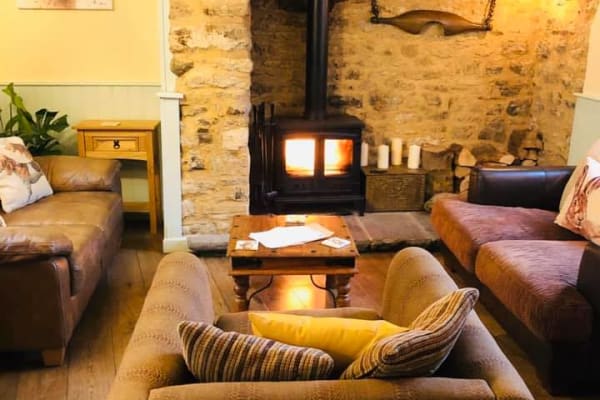 Hare and Hounds Pub: INTERIOR