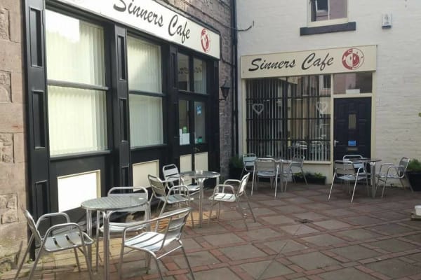 Sinners Cafe: EXTERIOR