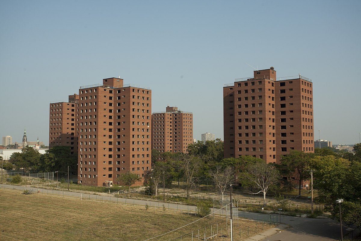 1200px-Fredrick_Douglass_Housing_Project_Towers_2010.jpg