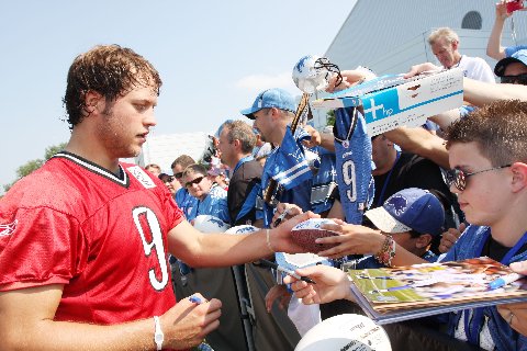 Matthew_Stafford_signs_autographs