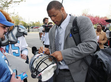 380pxNdamukong-Suh-signs-autographs