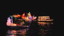 Desfile de barcos navideños