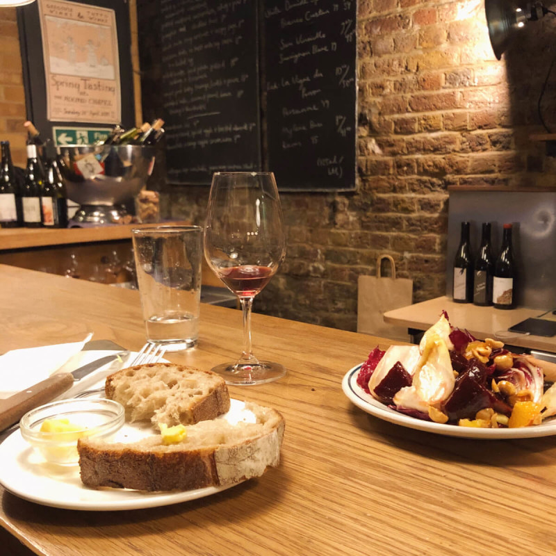 Weinbar mit Brot