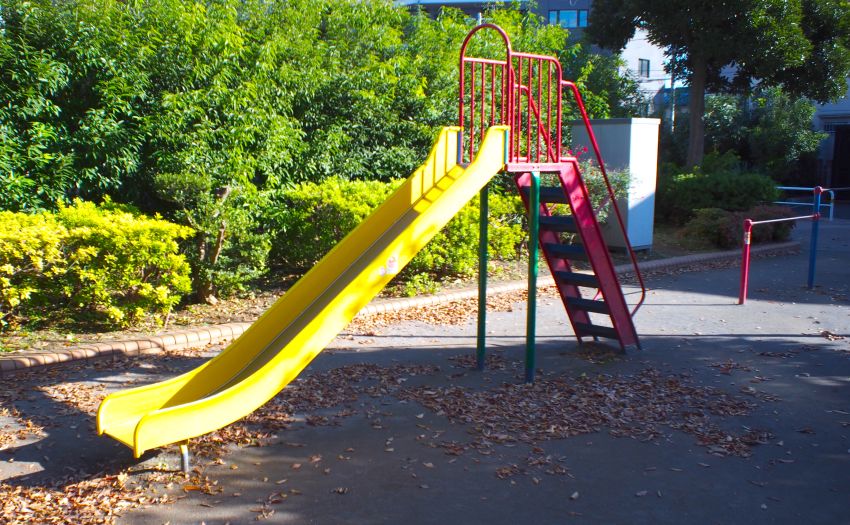 末広公園 - 【公園】シーソー・ブランコ・すべり台・鉄棒／珍しい形の