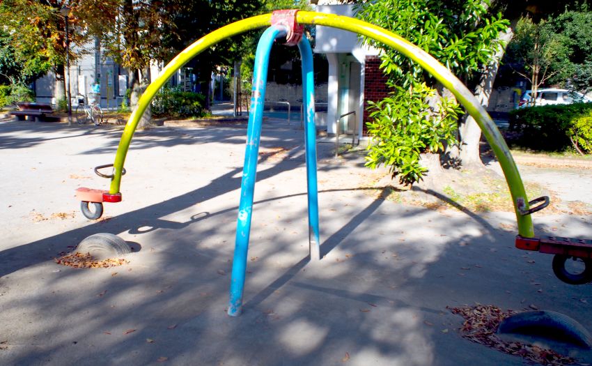 末広公園 - 【公園】シーソー・ブランコ・すべり台・鉄棒