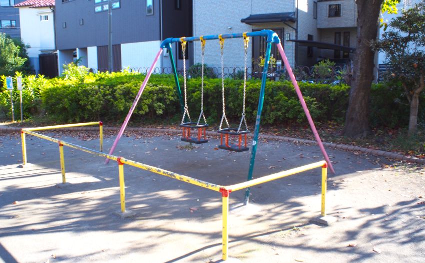 末広公園 - 【公園】シーソー・ブランコ・すべり台・鉄棒／珍しい形の