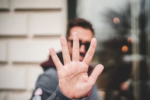 Man holding up five fingers