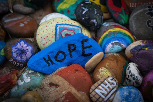 Painted rock that says hope