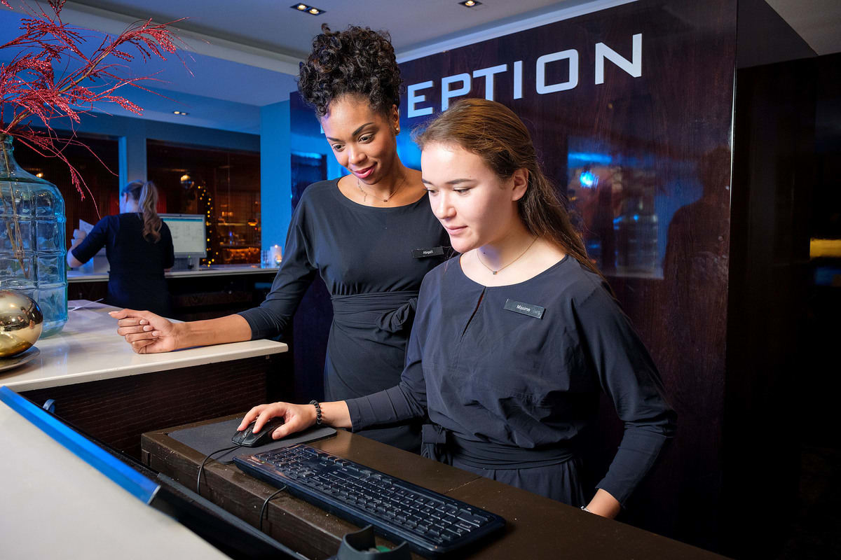 Leermeester en stagiaire receptie Van der Valk Hotel Sassenheim-Leiden