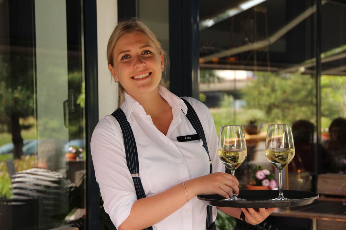 Medewerker bediening terras Van der Valk Hotel Sassenheim-Leiden