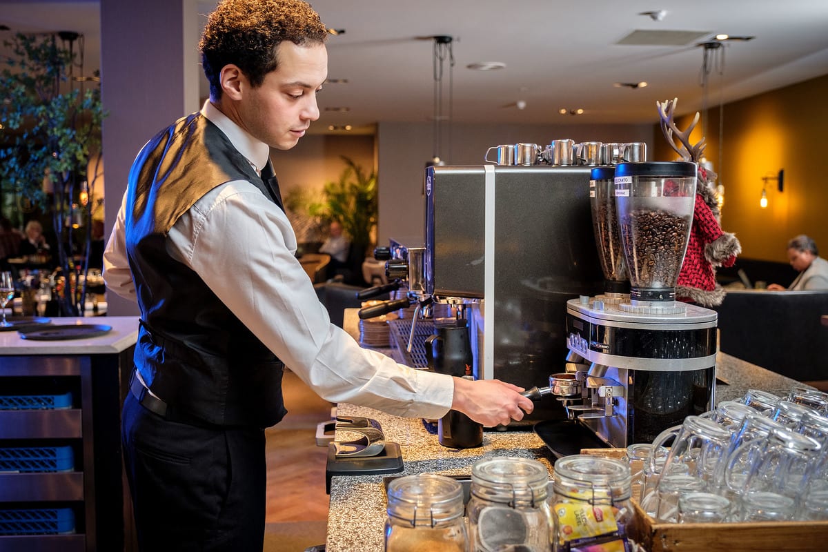 Medewerker bediening koffie