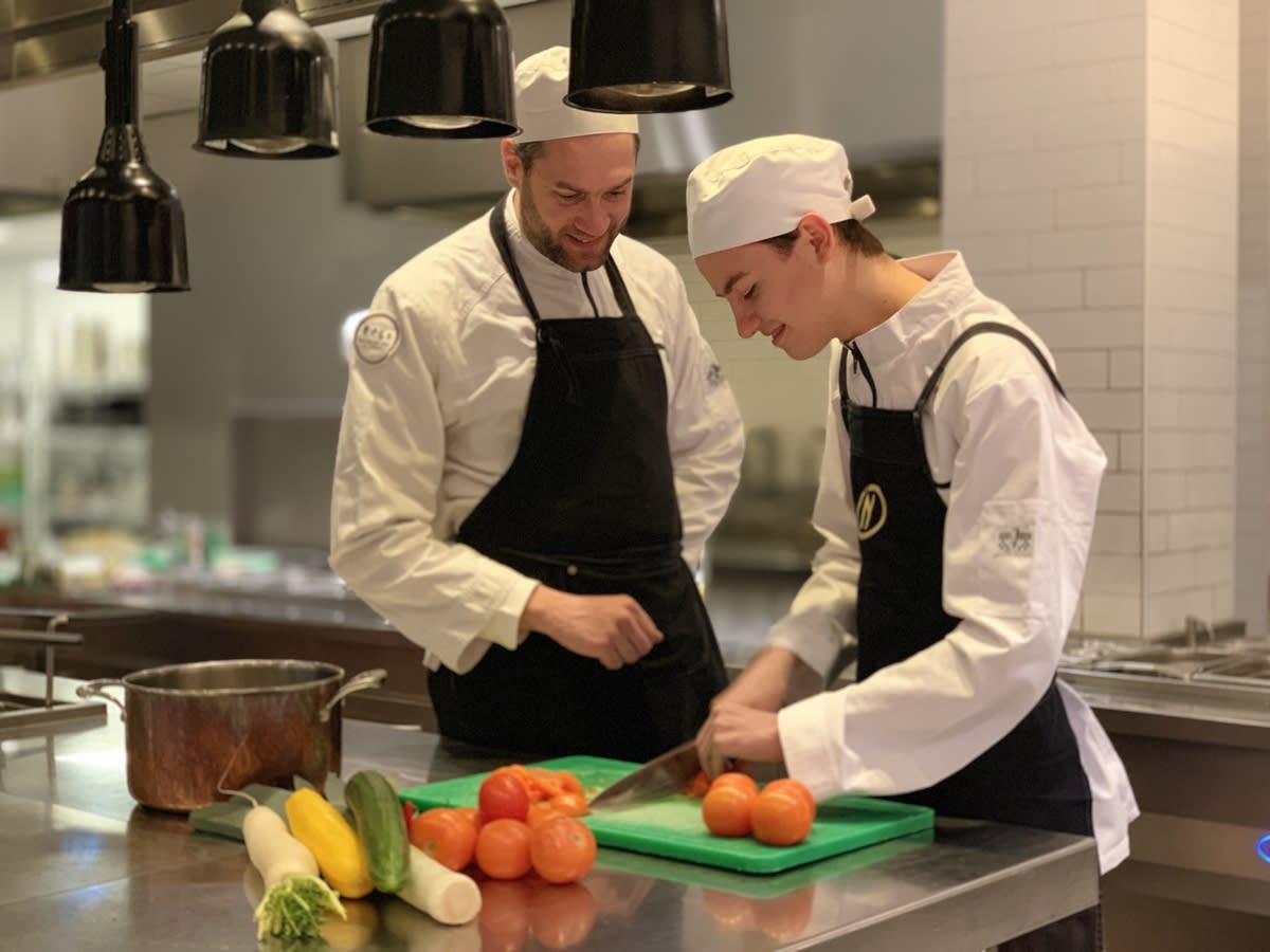 Leermeester en leerling keuken Van der Valk Hotel