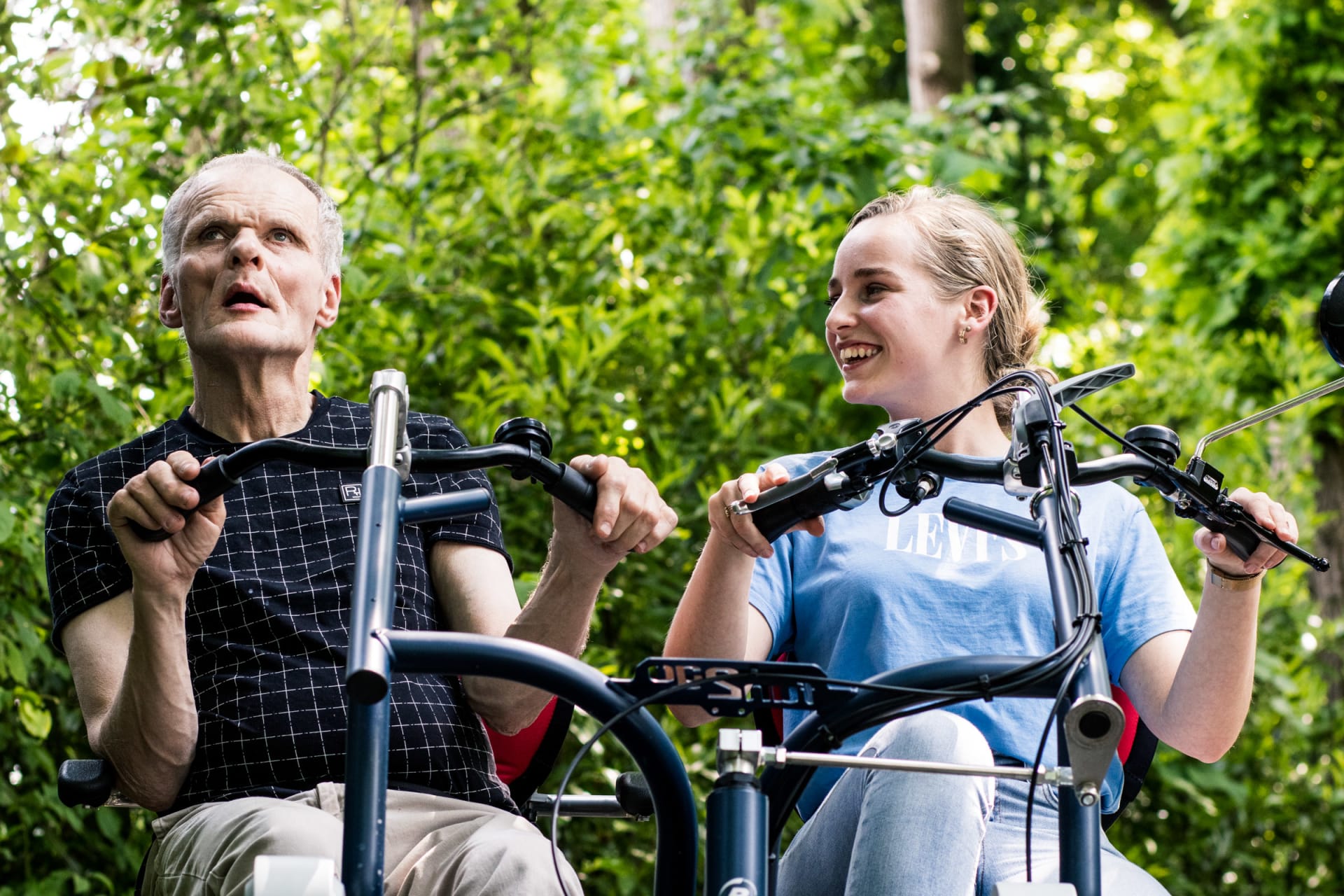 cliënt en begeleider op duo-fiets