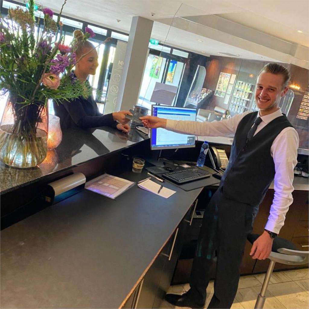 Mitchel, Front Office Stagiair