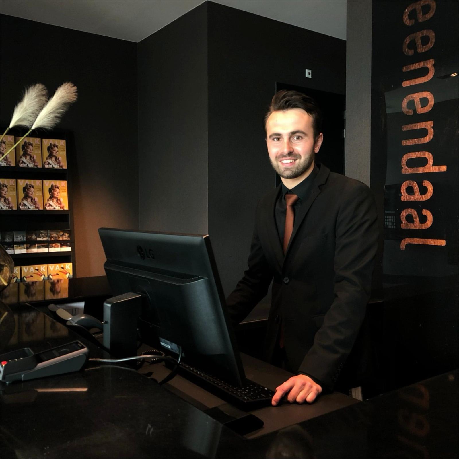 Marvin, Front Office Stagiair