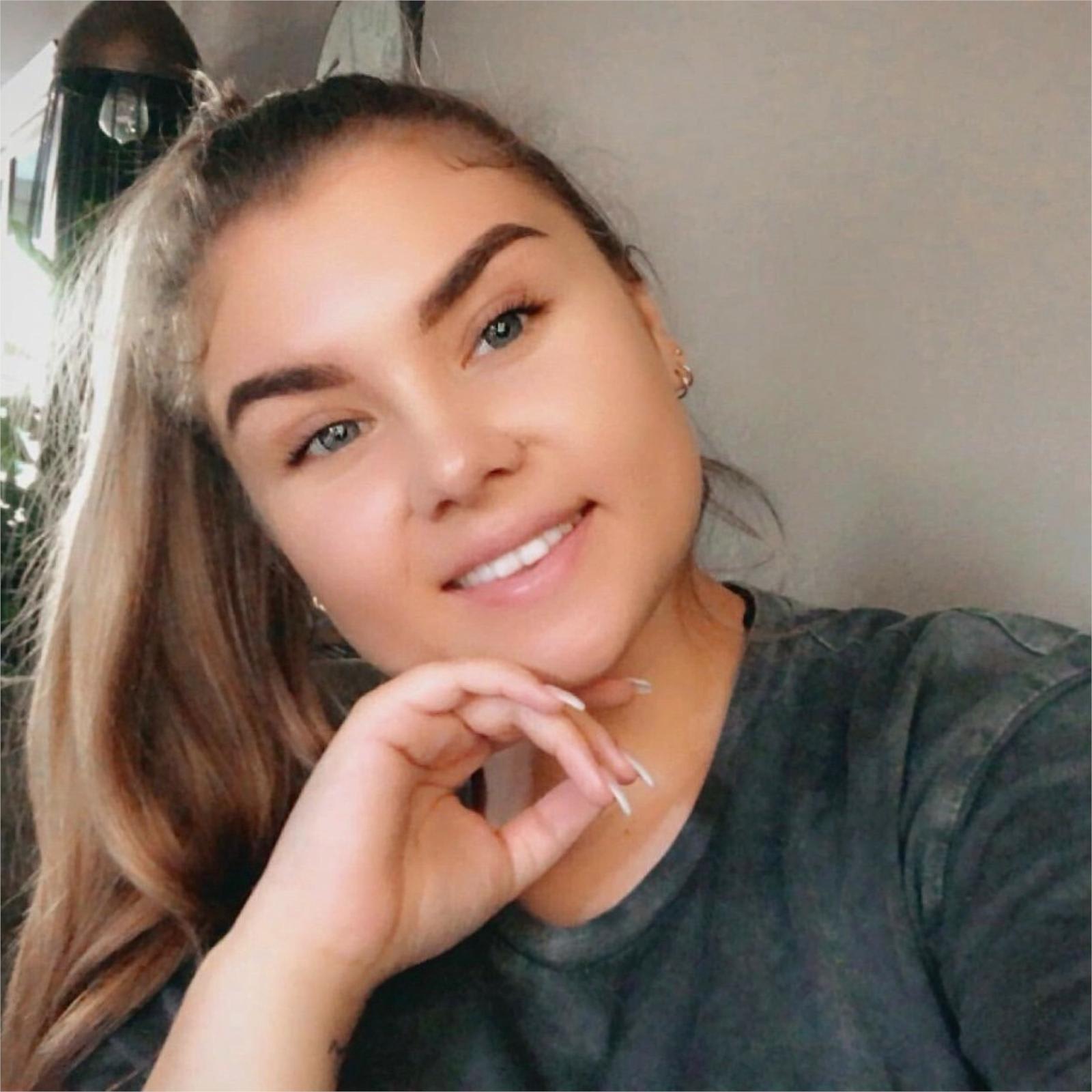 Dewi, Social Media Stagiaire