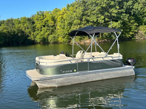 Relaxed fun for eight - 7-8 Passenger Pontoon Boat rental at Norway lake 